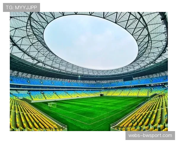 通讯：雨战成足，凤凰山球场在暴雨中见证主场三分